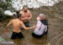 Божидар Иванов извади кръста от ледената вода на Стара река