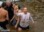 Божидар Иванов извади кръста от ледената вода на Стара река