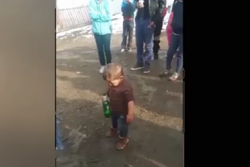 Задържан е бащата на 2-годишно дете, заснето с бутилка бира в ръка