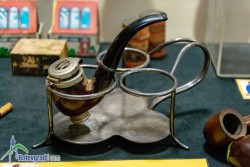 Около 200 експоната са представени в изложбата „Тютюн, енфие & сие”
