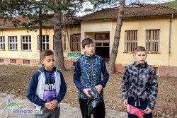 Три момчета почистиха игрището до бившето училище във Врачеш