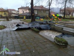 Вятърът отнесе част от покрива на детска градина „Синчец“ в Ботевград