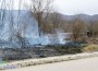 Горят няколко декара сухи треви и храсти