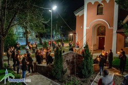 Десетки вярващи на празничното богослужение в двете църкви в Ботевград