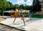 Монтираха съоръженията за игра на новата детска площадка зад Пощата 