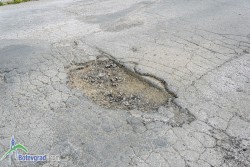 Опасни дупки на кръстовището до новото училище в Ботевград