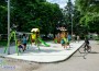 Монтираха съоръженията за игра на новата детска площадка на ул. „Дико Илиев“