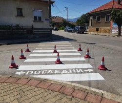 ПЕШЕХОДНИТЕ ПЪТЕКИ В ЕТРОПОЛЕ СЕ ОСВЕЖАВАТ ПРЕДИ НОВАТА УЧЕБНА ГОДИНА