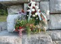 Цветя пред Паметника-костница на „Звездата”