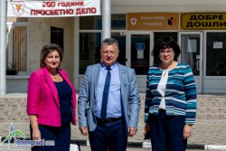 Зам.-министър Таня Михайлова посети ОУ „Св. Св. Кирил и Методий“ в Скравена