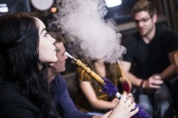 На първо четене: Забраниха продажбата на наргилета и е-цигари на непълнолетни
