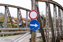 Затвориха за движение на МПС-та железния мост в Новачене