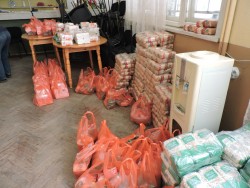  Над 420 граждани от община Етрополе получиха помощ от хранителни продукти от „Елаците-Мед“ АД