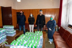 Ковид отделението на МБАЛ Ботевград получи 540 бутилки изворна вода 