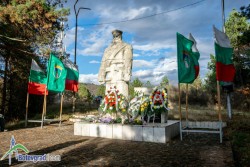 Двама малолетни изкъртиха облицовъчни плочи от паметника в мемориален комплекс „Косматица“ в Новачене