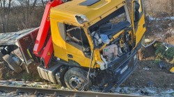Влак удари камион на жп прелез край Мездра