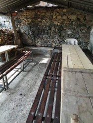 В Рашково направиха пейки и навес с материали, предоставени от общинския съветник Дамян Маринов