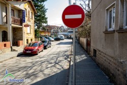 Монтират знаците за еднопосочно движение по ул. "Свобода"