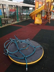 Зачестяват сигналите за счупени съоръжения на детски площадки  