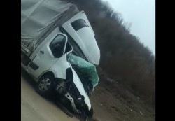 Един човек е пострадал при катастрофа между бус и ТИР на пътя Ботевград – Мездра в района на Новачене /допълнена/