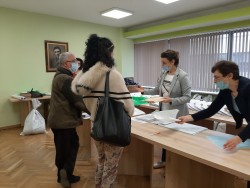 Секционните комисии получават изборните книжа