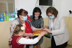 Корнелия Нинова даде началото на националната кампания „Солидарен Великден“ от Ботевград