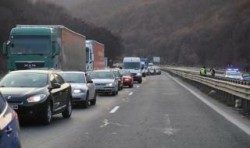Катастрофа затвори движението на АМ „Хемус” в посока София при 22-ри километър