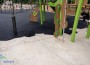 Полагат ударопоглъщаща настилка под съоръженията на новите детски площадки в парка