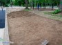 Полагат ударопоглъщаща настилка под съоръженията на новите детски площадки в парка