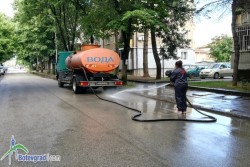 Измиването на улиците в Ботевград продължава