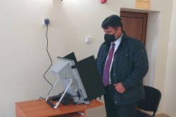 Областният управител на Софийска област гласува на експерименталното машинно гласуване в Сливница