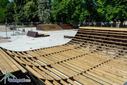 Монтират съоръженията за скейтборд в гадския парк