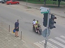 Деца със скутер минават на червен светофар