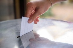 Право да гласуват с подвижна избирателна кутия имат избирателите под задължителна карантина или задължителна изолация