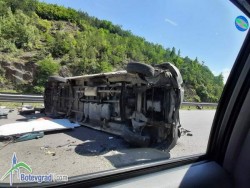 Бус се обърна на АМ “Хемус“