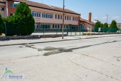 От месеци вода извира под асфалта на ул. „Адриян Атанасов“  в ЖК „Васил Левски“