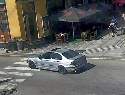 Автомобил навлезе с висока скорост в завой и едва не прегази две жени 