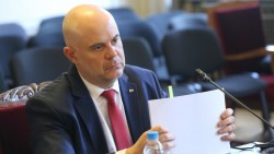 69 папки от АПИ занесоха министрите Василев и Комитова на Главния прокурор Гешев