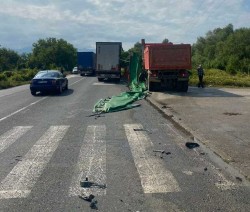 Два камиона се удариха на главния път Е-79 в Скравена