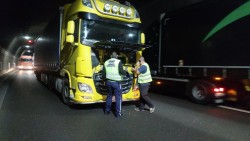 Аварирал камион в тунел “Ечемишка”, движението за София е спряно