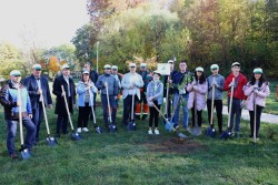 В ЕТРОПОЛЕ ЗАСАДИХА НАД 120 ДЪРВЕТА ПО ИНИЦИАТИВАТА „НАШЕТО ЗЕЛЕНО УТРЕ“ 