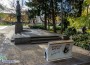 Красива пейка-книга „разтвори страници“ до паметника на Христо Ботев