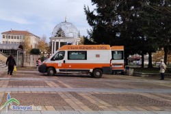 В продължение на час жена лежи в безпомощно състояние срещу стълбите на Младежкия дом