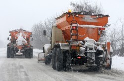 Общината води разговори с местна фирма, която да почиства и опесъчава общинската пътна мрежа през зимата 