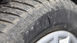 Нарязаха гумите на товарен автомобил във Врачеш