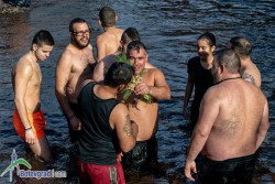 12 смелчаци се хвърлиха за кръста във водите на река Бебреш край Врачеш