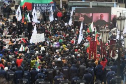 Поддръжници на „Възраждане“ опитаха да нахлуят в НС