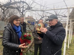 На Трифон Зарезан областният управител Иван Иванов заряза ритуално лозите в Лесново