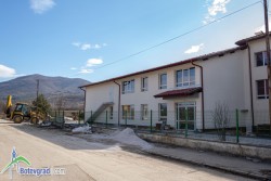 Усилена дейност кипи по строежа на новата част на детска градина „Кокиче“ в Ботевград