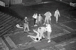 Камерите видяха: Побой над мъж през изминалата нощ